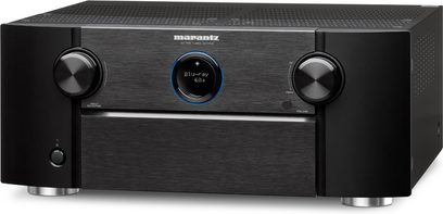 Marantz AV7703 sort forstærker til hjemmebio, set forfra, med to drejeknopper og en blå skærm, der viser "Blu-ray 60M"