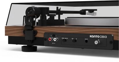 Gramofon Kanto OBI3 G2 v orehovi izvedbi, pogled od zadaj z ročico in RCA priključki