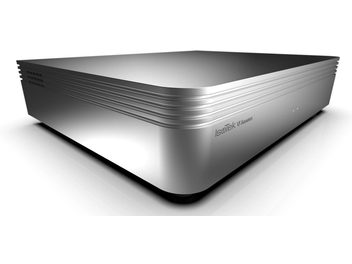 Fuente de alimentación IsoTek V5 Aquarius plateada, forma rectangular redondeada, panel frontal con logotipo, vista en tres cuartos