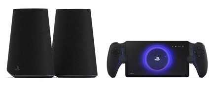 Duas caixas cónicas pretas em tecido com logótipo PlayStation e uma consola portátil preta com ecrã ligado, vista de frente