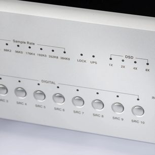 Bryston BR-20 stereoförförstärkare med silverfärgad frontpanel, närbild på digitala reglage och samplingsindikatorer