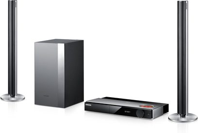 Samsung HT-FS9200 hjemmebiografsystem bestående af en sort kubisk subwoofer, en sort Blu-ray-afspiller og to sorte højttalere