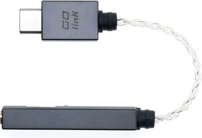 iFi GO Link USB-C-lydkonverter i grå metallic, set forfra og fra siden, med sølvfarvet flettet kabel tilsluttet