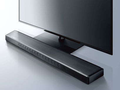 Yamaha YSP-2700 srebrna listwa dźwiękowa, widok z lekkim przechyłem od przodu, wydłużony, prosty, prostokątny design z szczotkowanego metalu