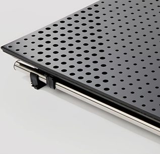 Perforowany panel akustyczny Artnovion FixArt Tube Double, metalowy, prostokątny, gęste okrągłe otwory, szyny montażowe
