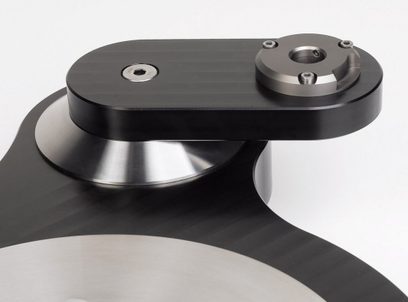 Platine vinyle TW-Acustic Raven One noire, vue rapprochée de dessus du plateau et du bras de lecture en aluminium