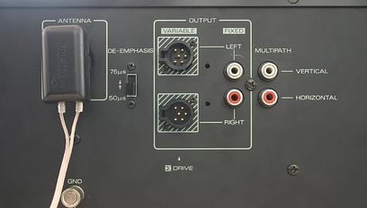 Kenwood L-02T sort lydforstærker, nærbillede forfra af stik og indstillinger på bagpanelet