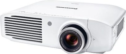 Panasonic PT-AH1000E hvid videoprojektor, set lidt fra siden forfra, linse til højre, ventilationsgitre til venstre