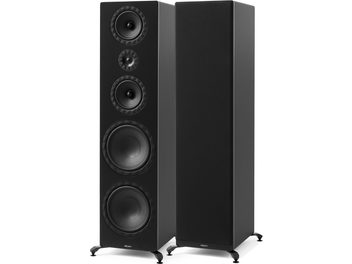 Pereche de boxe de podea Elipson Prestige Facet II 34F negre, cu carcasă MDF mată, văzute din unghi de trei sferturi, una echipată cu o grilă textilă neagră, iar cealaltă expunând patru difuzoare încadrate de inele fațetate și așezată pe picioare metalice