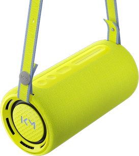 Přenosný Bluetooth reproduktor Loewe We. HEAR pro ve fluorescenčně žluté barvě, válcový formát s dvoubarevným popruhem na přenášení, zobrazený šikmo