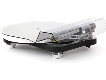 Hi-fi pladespiller Rega Naia med Aphelion 2 MC pickup, set fra en vinkel, sort base, hvidt cirkulært pladetallerken, gennemsigtigt opklappet låg