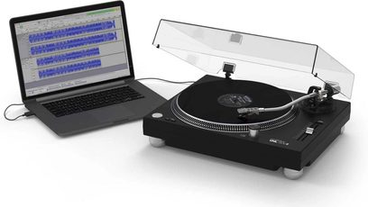 Sort Glorious VNL-500 USB pladespiller med tonarm, tilsluttet en bærbar computer med lydredaktionssoftware