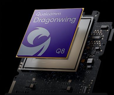Lilla Qualcomm Dragonwing Q8-chip på sort elektronisk kort i nærbillede