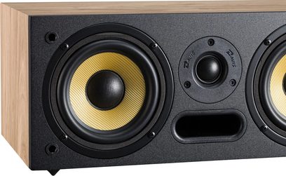 Centrální reproduktor Davis Acoustics Ariane C v světlém dubu, černý difuzor, dva žluté woofery, centrální tweeter, přední basový port