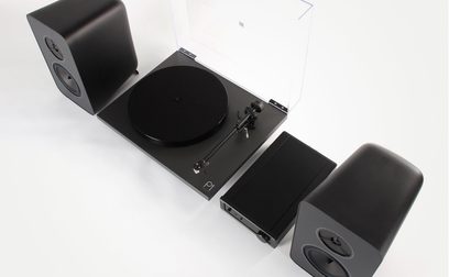 Rega System One hifi lemezjátszó fekete lemeztálcával, tonkarral, átlátszó fedéllel, erősítővel és 2 fekete hangszóróval