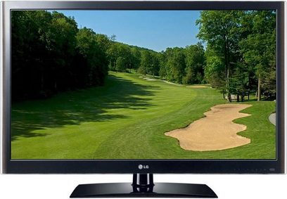 LG 47LV5500 tv-skærm, der viser en golfbane med fairway, træer og sandbunker