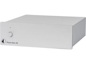 Phono předzesilovač Pro-Ject Phono Box S2 stříbrný, světle šedé kovové obdélníkové pouzdro, pohled zepředu mírně shora