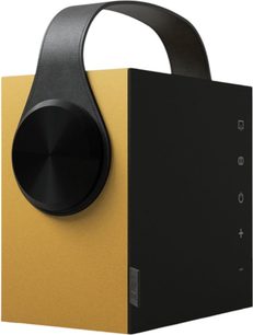 Altavoz Bluetooth portátil Morel Biggie amarillo, carcasa rectangular de metal bicolor en amarillo dorado y negro con un gran altavoz circular negro en el frontal, controles táctiles laterales y asa arqueada de cuero, vista en tres cuartos