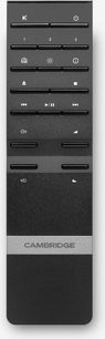 Telecomando nero in plastica spazzolata, visto di fronte, con 19 tasti sottili e una fascia argentata con il logo “CAMBRIDGE”, accessorio dell’amplificatore hi-fi Cambridge Audio EVO 150SE