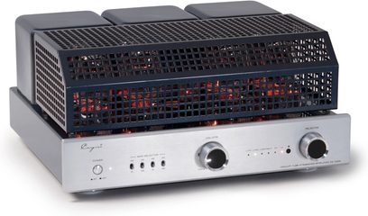 Cayin CS-100A EL34 sølv integreret stereo rørforstærker, front i børstet aluminium med en kontakt, fire små vælgere og to store sorte knapper med sølvkant, bred sort perforeret metalgitter, der lader gløden fra rørene skinne igennem, med tre mørkegrå transformatorblokke bagpå, set i trekvart forfra