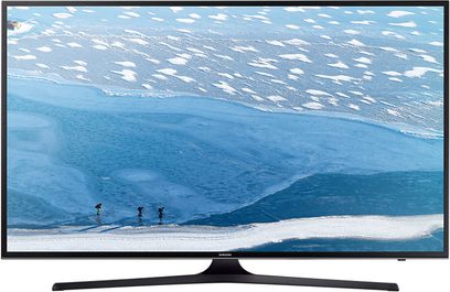 Plochý televizor Samsung UE55KU6000KXZF zobrazující letecký pohled na pláž se třemi lidmi kráčejícími podél vody