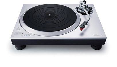 Giradischi Technics SL-1500CEG-S argento, vista dall'alto, piatto nero, braccio di lettura con testina, piedini isolanti