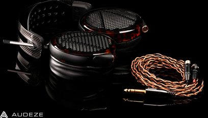 Åben hovedtelefon Audeze LCD-5 i sort, med metalgitre, flettet kobberbelagt kabel, på sort baggrund med røde reflekser