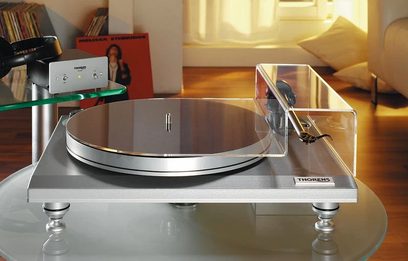 Thorens TD 810 pladespiller med TD250-arm, tæt ovenfra, skinnende sølvfarvet plade, grå metallisk base