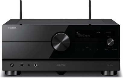Černý domácí kino zesilovač Yamaha RX-A6A, pohled zepředu, modrý displej "Blu-ray SURROUND AI", tlačítka a konektory