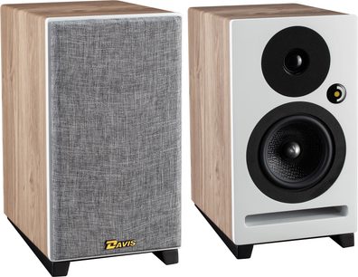 Reproduktor Davis Acoustics Krypton 3 Nordik bílý, pohled zepředu a ze tří čtvrtin, světlý dřevěný kryt, šedá tkaninová mřížka, černé reproduktory
