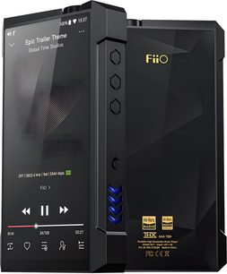 Tredjehånds forfra-visning av den svarte FiiO M17 high-end musikkspilleren med metallchassis, stor berøringsskjerm på fronten, tre sekskantede knapper på siden og blått bakbelyste ventilasjonsåpninger.