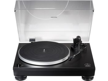 Czarna gramofon winylowa Audio Technica AT-LP5X, widok z przodu z otwartą przezroczystą pokrywą, umieszczona na czarnym stojaku