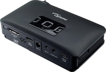 Optoma PK301 sort videoprojektor, set ovenfra, tilslutninger på bagsiden, logo på topdækslet