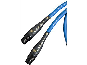 Dois cabos de áudio XLR Cardas Clear Sky de 1 metro, azuis e pretos, com conectores XLR dourados, dispostos paralelamente sobre um fundo branco