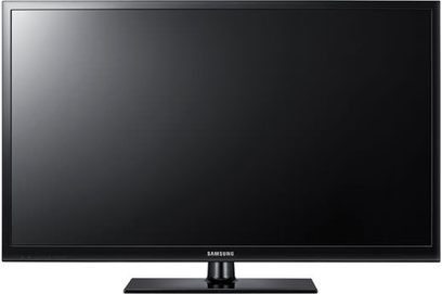 Samsung PS51D450-fladskærms-tv set forfra, rektangulær sort flad skærm slukket på rektangulært sort stativ, smal sort ramme omkring skærmen