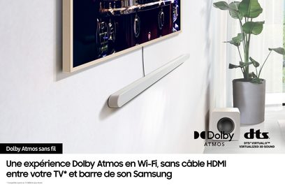 Samsung HW-S811D trådløs soundbar, hvid, slank og langstrakt, placeret på hvidt møbel under TV, med grønne plante ved siden af