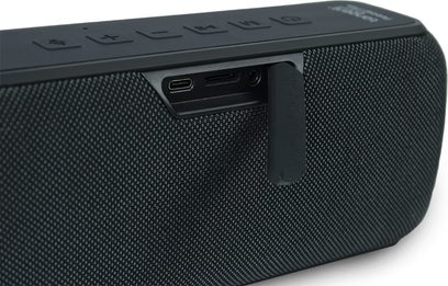 Enceinte Bluetooth Tangent Pebble Max noire en tissu maillé, vue arrière, clapet ouvert, ports USB‑C, microSD et jack 3,5 mm