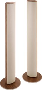 Par gulvhøjttalere Canton Puro 90 valnød, cylindrisk beige design på rund base med valnødsfinish, set forfra og skråt forfra