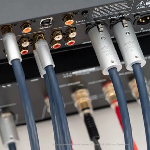 Cablu coaxial digital Inakustik Connect 212 Digital RCA 1m albastru închis în teacă de plastic cu conectori cilindrici metalici argintii cu vârf aurit, vedere în prim plan ușor oblică