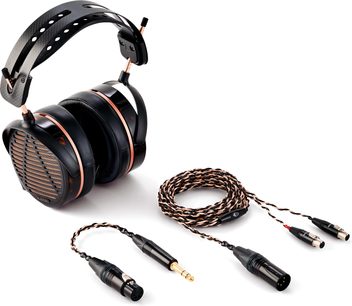 Melnbaltas hi-fi austiņas Audeze LCD-5s ar platu galvas stīpu, noņemamiem pītiem audio kabeļiem un adapteriem