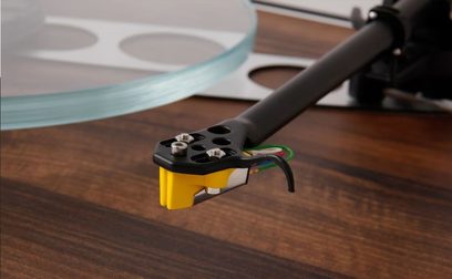 Rega Planar 3 nøddetræ + Exact-pickup og Neo PSU MK2 (jubilæumsudgave)