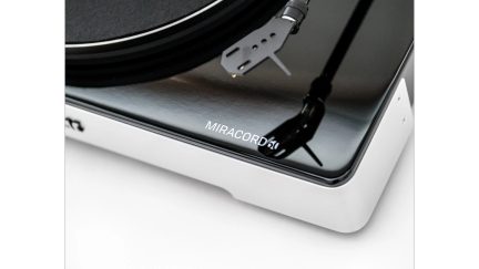 Sort vinylplade i sort og sølv af aluminium, blank overflade, synlige arm og plade, skråt nærbillede, MIRACORD 50