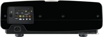 JVC DLA-HD100 videoprojektor set forfra, med HDMI- og andre tilslutninger, kontrolknapper og projektorlinse