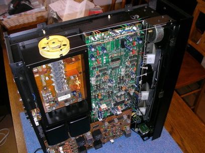 Kenwood L-02T pladespiller åben, set indefra forfra, grønt printplade, elektroniske komponenter, kabler