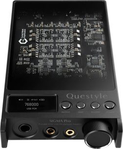 DAC portabil Questyle SIGMA Pro negru, partea superioară transparentă cu circuite vizibile, panou frontal cu ecran, butoane, ieșiri pentru căști și buton de volum