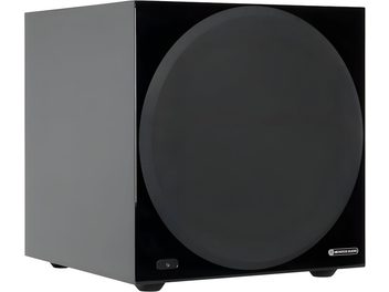 Monitor Audio Vestra W12 -mustasävyinen subwoofer, kiiltävän mustaksi viimeistelty kuutiomainen kotelo, etupaneelissa suuri pyöreä kangassäleikkö, pieni suorakulmainen upotus ja valkoinen logo alakulmassa, neljä matalaa jalkaa, näkymä vasemmalta etuviistosta