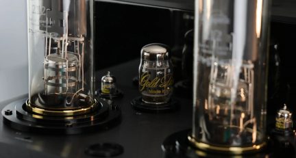 Hi-fi-rørforstærker med 211-elektronrør og Gold Lion-rør på sort chassis i nærbillede