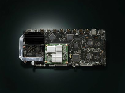 Elektronische Platine mit mehreren Komponenten, Anschlüssen und Steckverbindern auf einem einfarbigen schwarzen Hintergrund, flache Draufsicht