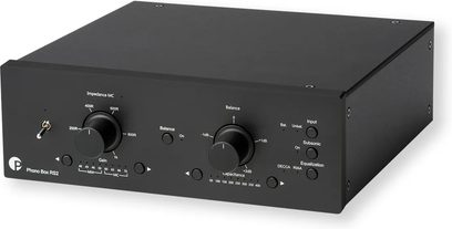 Phono eelvõimendi Pro-Ject Phono Box RS2 must, ristkülikukujuline korpus kahe suure nupuga kolmeveerandvaates