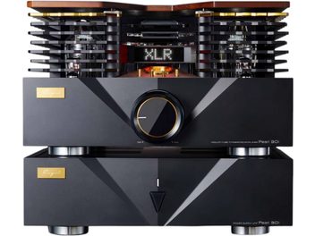 Cayin Pearl 30I integreret hi-fi stereo forstærker, set forfra, mat sort metalkabinet med facetslebet front, stor cirkulær volumenknap med guldring, horisontale gitre der afslører rørene og XLR-displayet, placeret på den matchende strømforsyningsenhed med sølvfarvede cylindriske fødder
